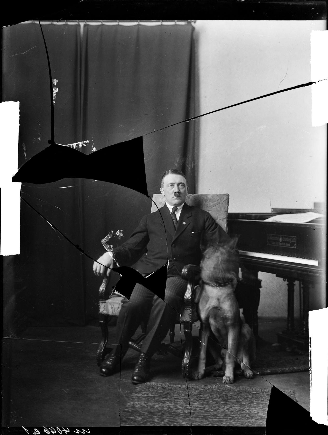 Portrait of Adolf Hitler in 1923 with his dog Wolf (Heinrich Hoffmann photo)